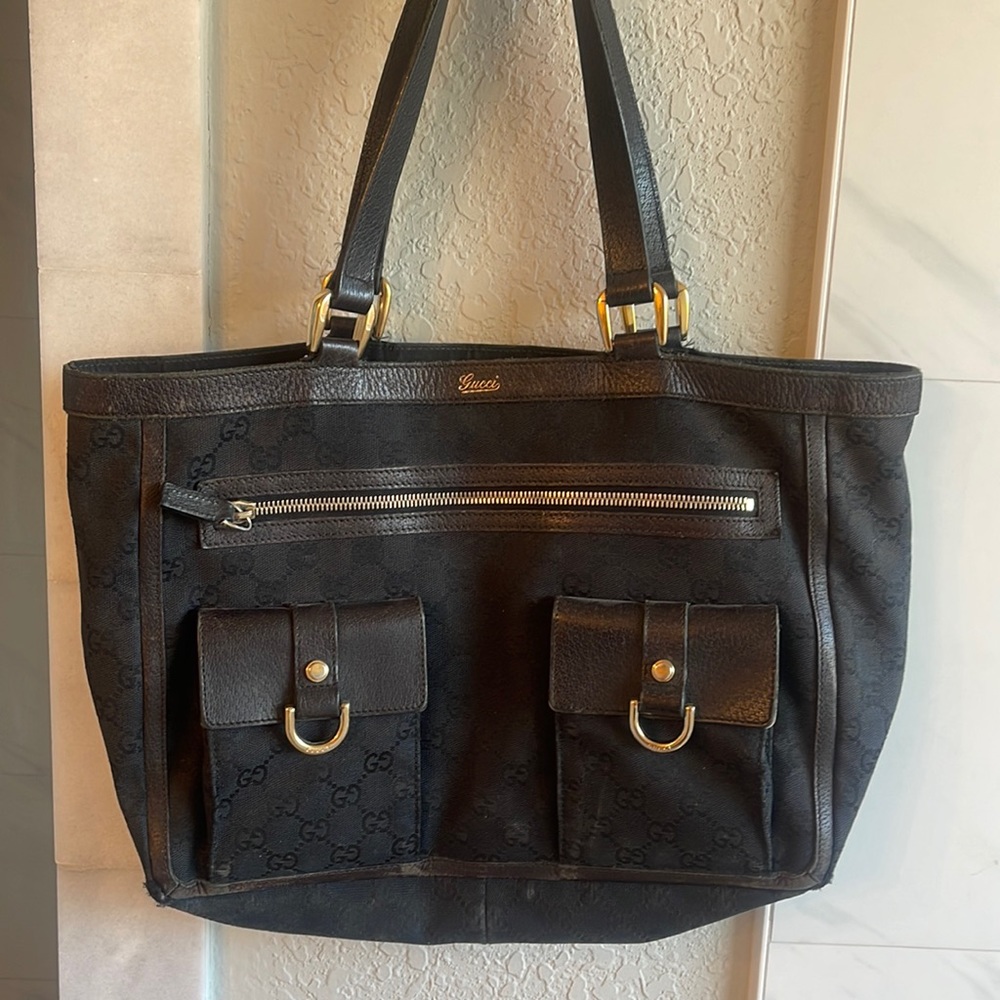 Black & gold Gucci logo shoulder purse-VINTAGE!